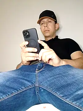 Snapshot of hoy_toyboy chatting on March 12, 2025, 12:31 am hoy toyboy online show from March 12, 2025, 12:31 am