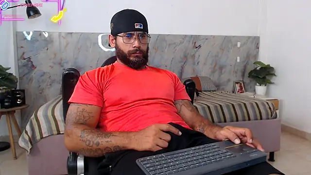 Snapshot of hanz_col chatting on April 2, 2026, 3:15 am hanz col online show from April 2, 2026, 3:15 am