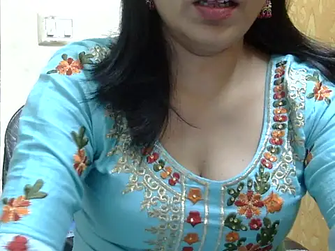 Snapshot of l_l_ish chatting on November 3, 2025, 6:25 am l l ish online show from November 3, 2025, 6:25 am