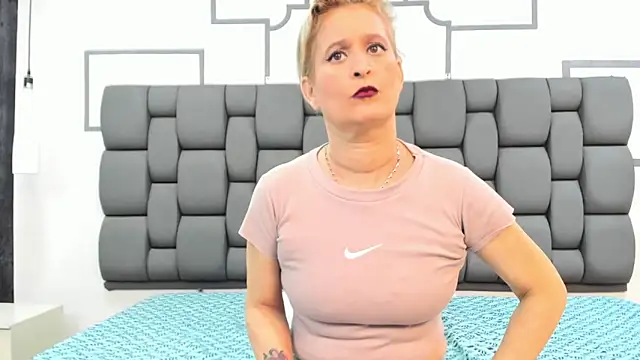 Snapshot of Jade_squirtt chatting on October 17, 2025, 12:41 pm Jade squirtt online show from October 17, 2025, 12:41 pm