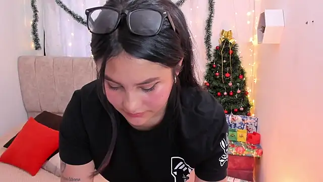 Little Ivy online show from December 4, 2024, 3:21 pm