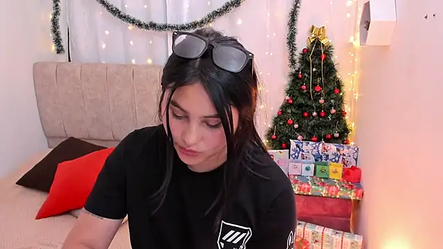 Little Ivy online show from December 4, 2024, 6:28 pm