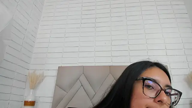 Isis Osman online show from October 28, 2025, 7:05 pm