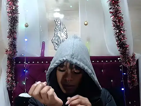 amathistalx online show from December 30, 2024, 7:32 pm
