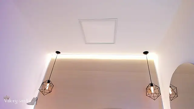 valerysantos  online show from December 1, 2025, 1:05 pm