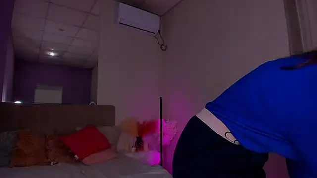 Laura Leee online show from December 12, 2024, 6:14 am