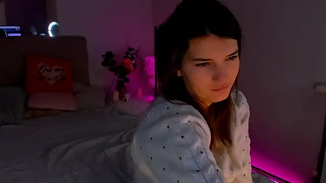 Laura Leee online show from December 15, 2024, 5:56 am