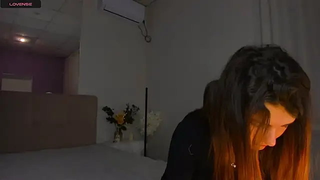 Laura Leee online show from December 22, 2024, 6:28 am