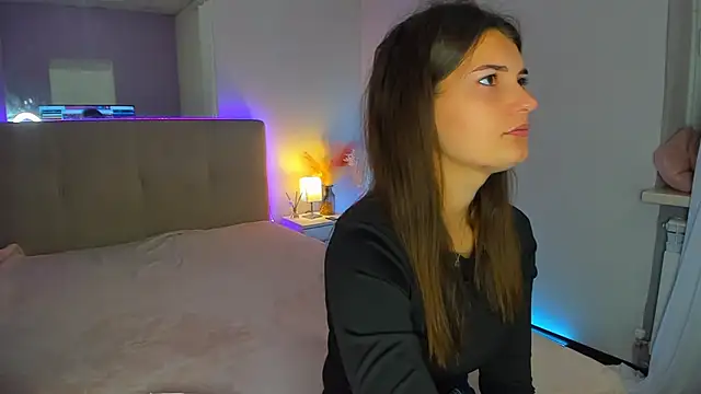 Laura Leee online show from October 7, 2025, 5:26 am