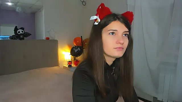 Laura Leee online show from October 28, 2025, 6:28 am