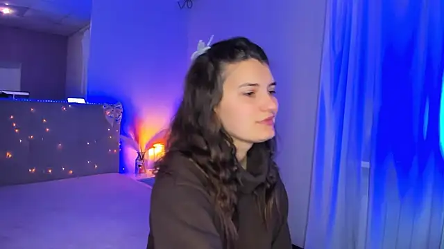 Laura Leee online show from April 28, 2026, 5:12 am