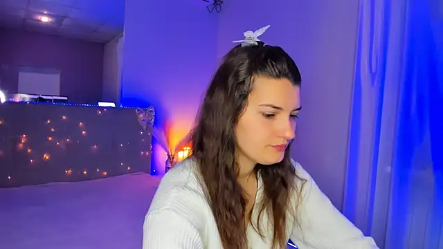 Laura Leee online show from May 3, 2026, 5:13 am