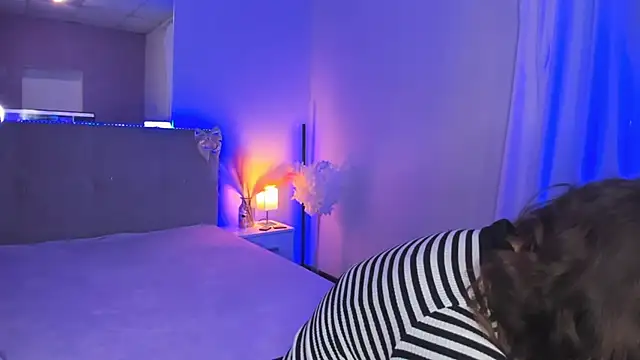 Laura Leee online show from May 7, 2026, 5:02 am