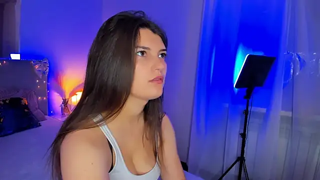 Laura Leee online show from June 14, 2026, 4:47 am