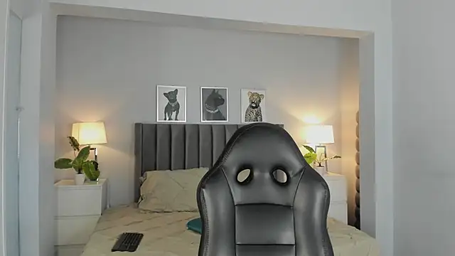 Madie  collins online show from November 12, 2025, 11:43 am