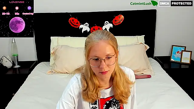 Snapshot of CatmintLush chatting on October 18, 2025, 11:49 pm CatmintLush online show from October 18, 2025, 11:49 pm