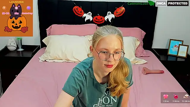 Snapshot of CatmintLush chatting on October 19, 2025, 11:49 pm CatmintLush online show from October 19, 2025, 11:49 pm