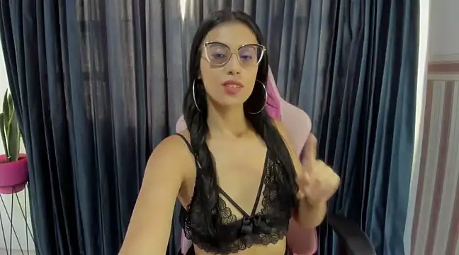 PaolaMendez  online show from February 18, 2025, 11:55 am
