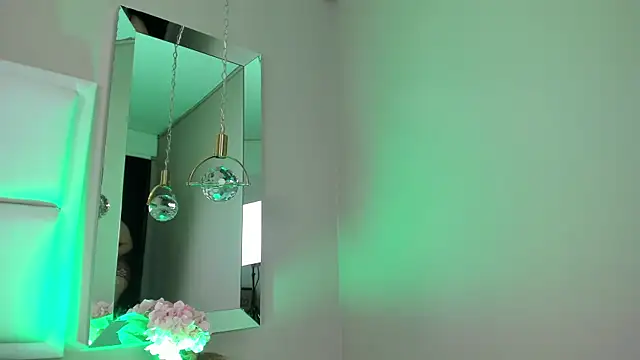 AvyMilton online show from December 19, 2025, 11:17 am