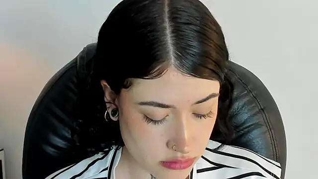 melody suarez online show from December 17, 2024, 10:54 pm