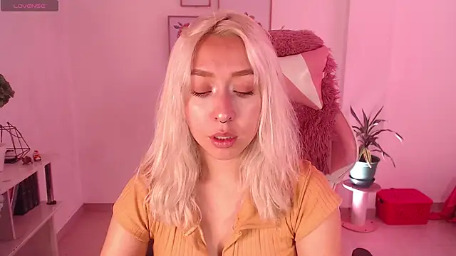 Snapshot of Dahlia__espresso chatting on February 12, 2025, 6:19 pm Dahlia espresso online show from February 12, 2025, 6:19 pm