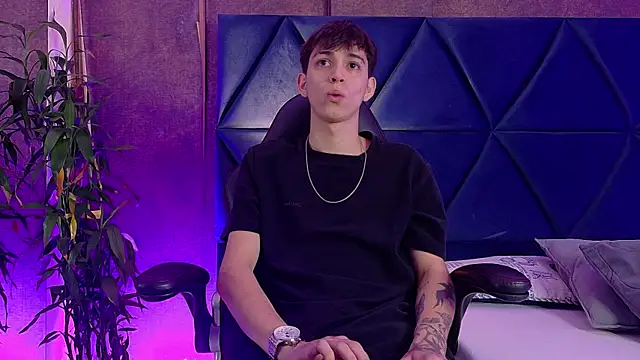 Lion Foster01 online show from February 10, 2026, 9:41 pm