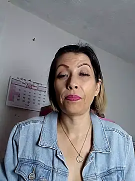 Snapshot of alixia81 chatting on October 6, 2025, 9:29 am alixia81 online show from October 6, 2025, 9:29 am