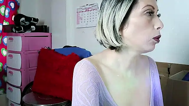 Snapshot of alixia81 chatting on October 27, 2025, 6:23 pm alixia81 online show from October 27, 2025, 6:23 pm