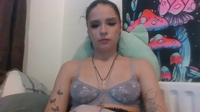 EmilyCleeveland online show from December 8, 2024, 3:24 pm