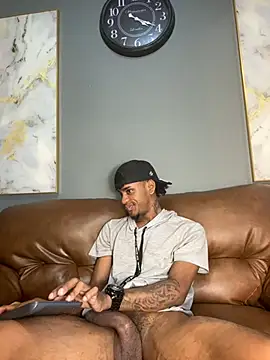 AaronCruz  online show from December 28, 2024, 7:43 pm