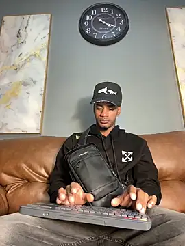 AaronCruz  online show from December 29, 2024, 1:49 pm