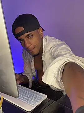 AaronCruz  online show from May 1, 2026, 11:53 pm