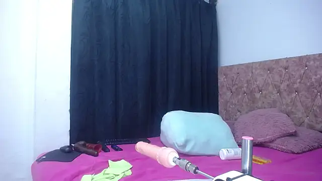 Snapshot of Roxy-Smith chatting on August 3, 2026, 12:42 am Roxy-Smith online show from August 3, 2026, 12:42 am