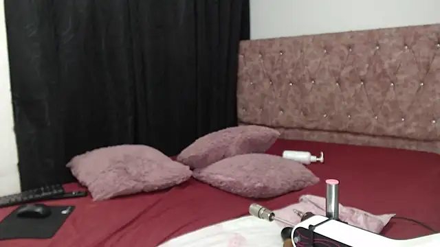 Snapshot of Roxy-Smith chatting on August 6, 2026, 5:59 pm Roxy-Smith online show from August 6, 2026, 5:59 pm