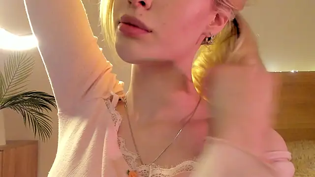 AliciaBerg online show from December 5, 2024, 8:44 pm