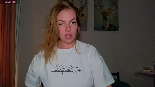 Snapshot of EmilyRobbie chatting on April 19, 2026, 3:44 pm EmilyRobbie online show from April 19, 2026, 3:44 pm