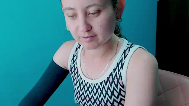 zoe jones3 online show from February 4, 2025, 1:38 pm
