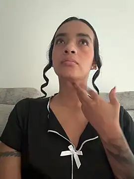Laura fernandezII online show from May 2, 2026, 2:22 pm