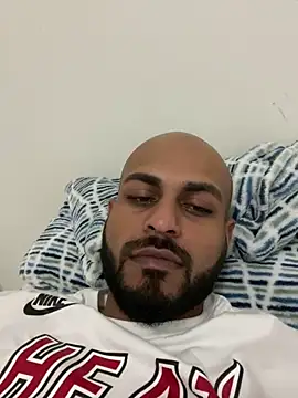 Snapshot of islandvybee55 chatting on January 18, 2025, 1:29 pm islandvybee55 online show from January 18, 2025, 1:29 pm