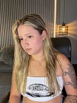 MiaPetit  online show from September 28, 2025, 10:15 pm