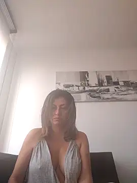 Latiinvenushot online show from November 16, 2025, 2:00 pm