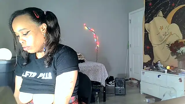 loveluna8 online show from January 6, 2025, 5:49 pm