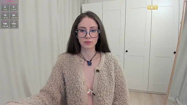 snowiie online show from October 3, 2025, 3:53 pm