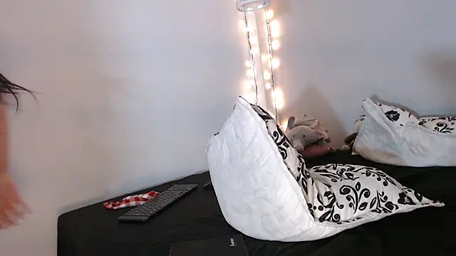 Snapshot of Kimandyuk chatting on December 17, 2024, 11:05 pm Kimandyuk online show from December 17, 2024, 11:05 pm