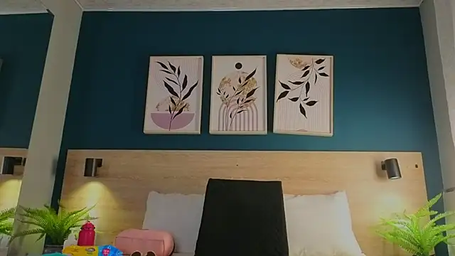 Snapshot of GabyPetit chatting on October 31, 2025, 7:48 pm GabyPetit online show from October 31, 2025, 7:48 pm