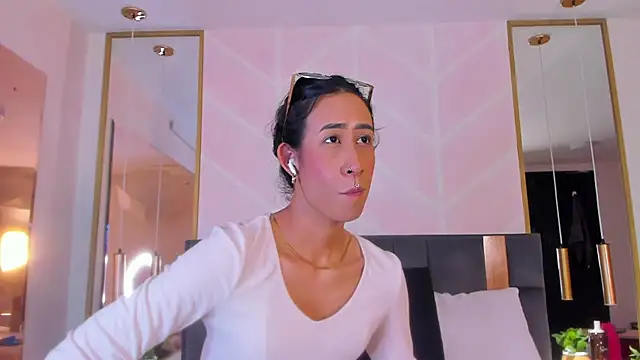 GabyPetit online show from November 10, 2025, 8:08 pm