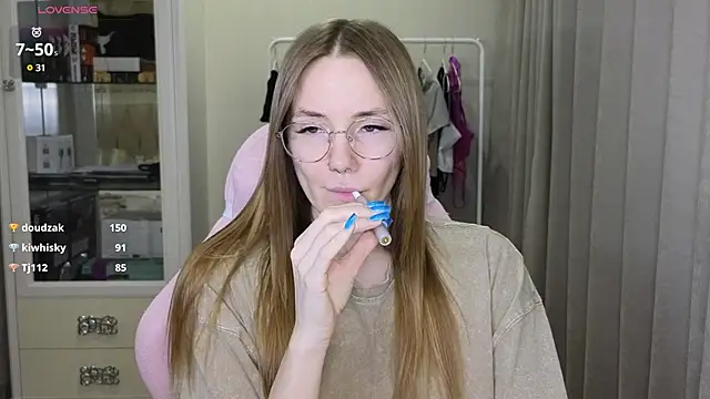 littlevildevil online show from February 26, 2025, 2:25 pm