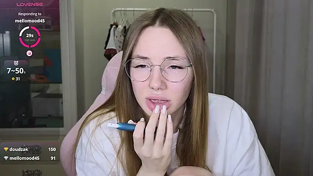 littlevildevil online show from March 7, 2025, 11:18 am