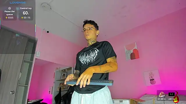 Snapshot of Ian_Castillo_ chatting on October 22, 2025, 11:10 am Ian Castillo  online show from October 22, 2025, 11:10 am