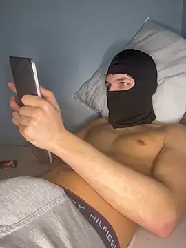 Snapshot of enzomlt chatting on March 3, 2026, 12:28 am enzomlt online show from March 3, 2026, 12:28 am